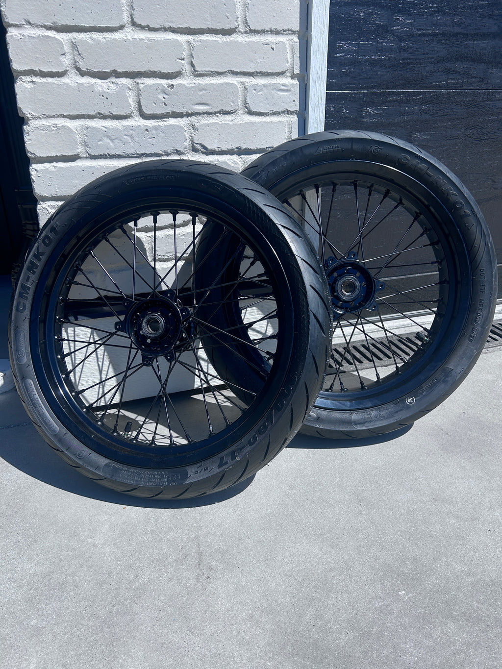 Black Surron Ultra Bee Supermotos 17'
