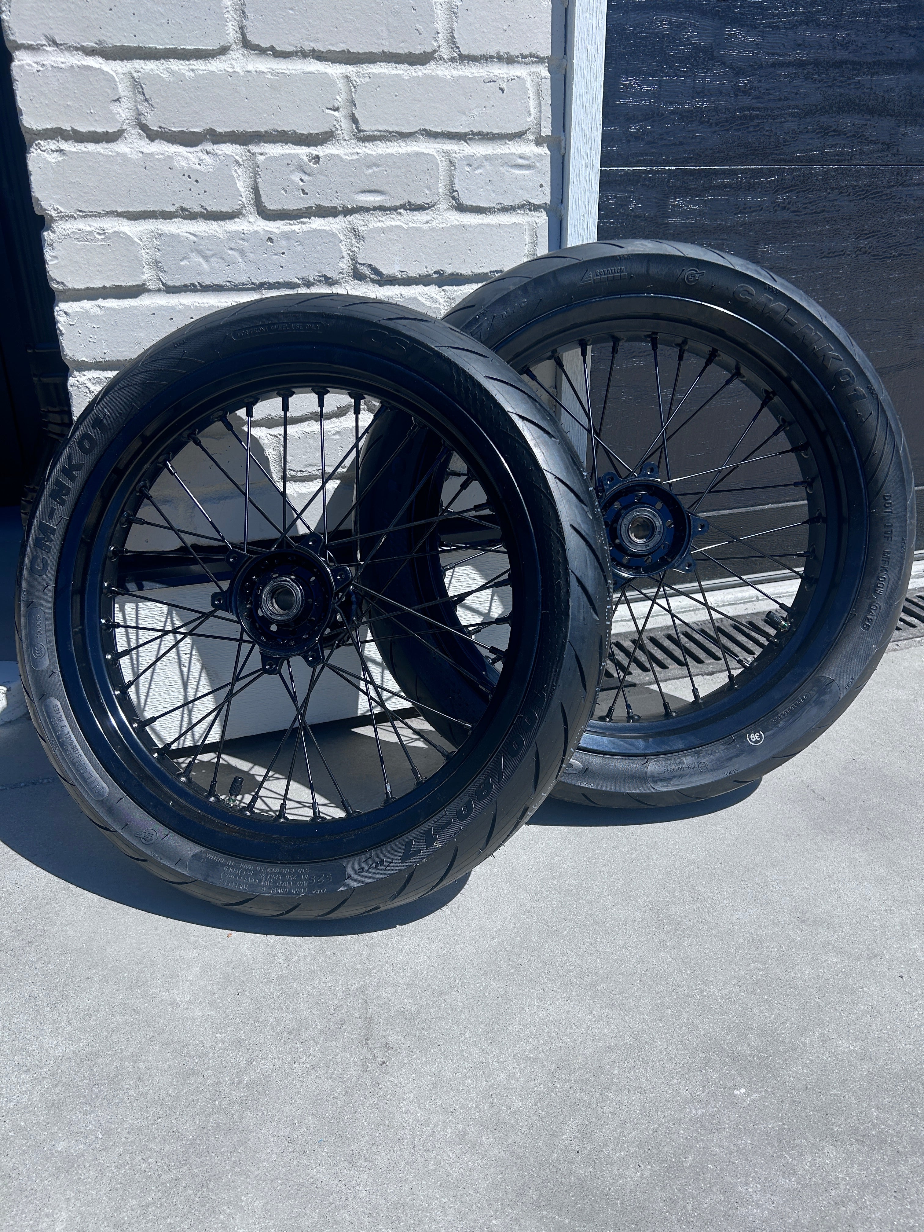 Black Surron Ultra Bee Supermotos 17'